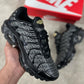 Nike TN “Negro con detalles grises”
